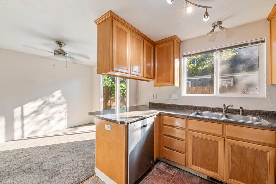 More Photos Of 437 Ash St, Central Point Apartments For Sale