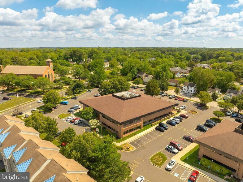 Primary Photo Of 560 Riverside Dr, Salisbury Medical For Sale