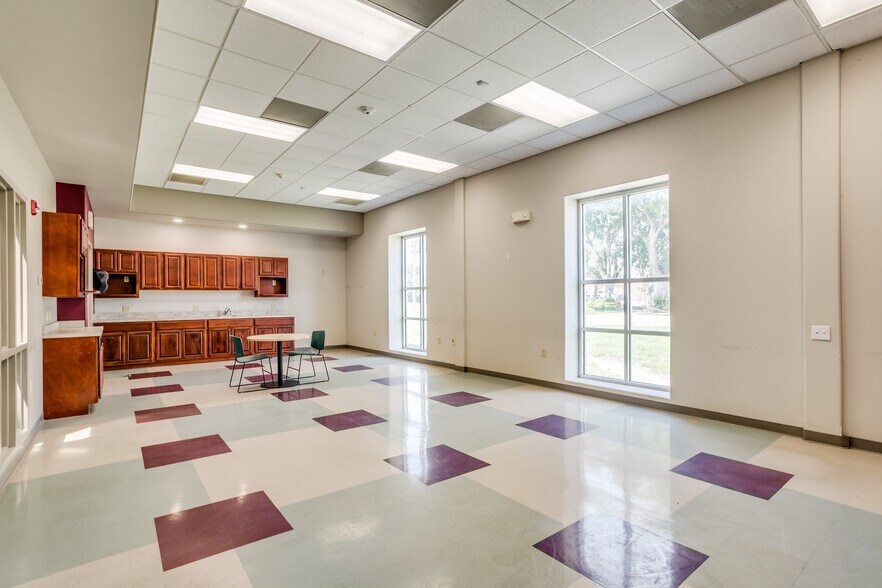 More Photos Of 500 W 1 St Ave, Hutchinson Office For Sale