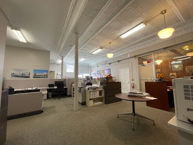 More Photos Of 264 Exchange St, Chicopee Storefront Retail Residential For Lease