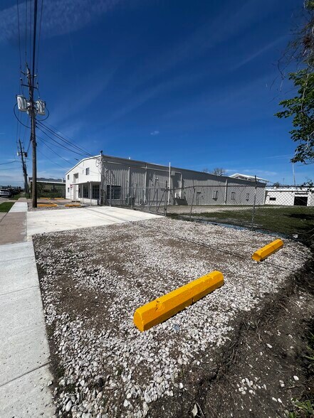 More Photos Of 6827 La Paseo St, Houston Warehouse For Lease