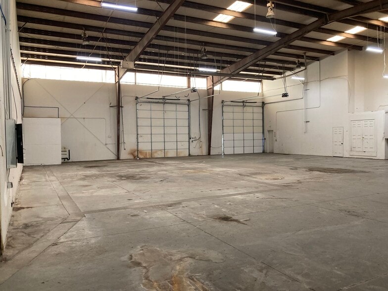 More Photos Of 111 N Geneva Rd, Vineyard Industrial For Lease