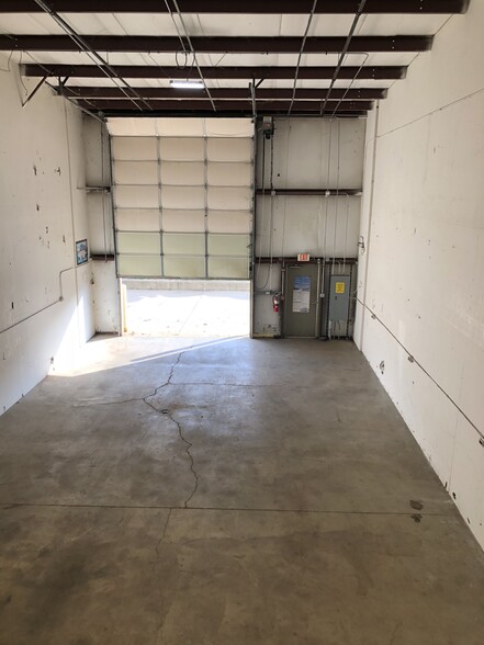 More Photos Of 189 Poplar Pl, North Aurora Warehouse For Lease