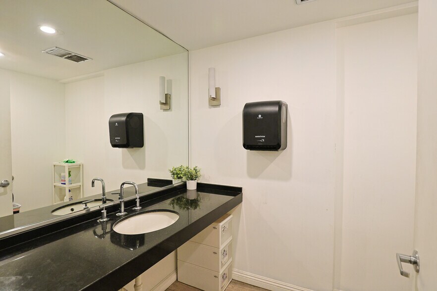 More Photos Of 908-910 N La Cienega Blvd, Los Angeles Storefront Retail Office For Sale