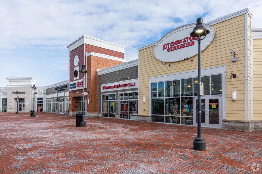 More Photos Of 1 Freeport Village Sta, Freeport Department Store For Lease