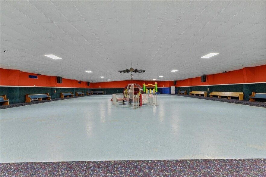 More Photos Of 2011 S Jefferson St, Perry General Retail For Sale