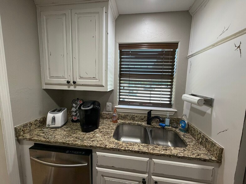 More Photos Of 414 N Kealy Ave, Lewisville Office For Sale