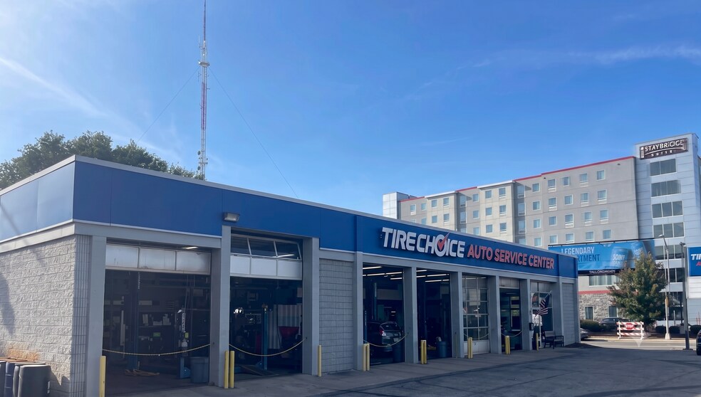 Primary Photo Of 3085 Olentangy River Rd, Columbus Auto Repair For Sale