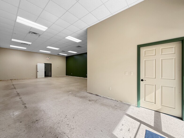 More Photos Of 4720 University Blvd E, Tuscaloosa Showroom For Lease