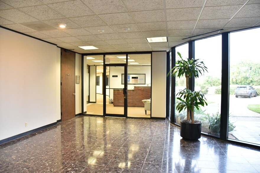 More Photos Of 1505 S Hwy 6, Houston Office For Lease