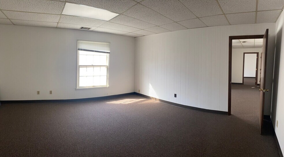 More Photos Of 1939 Goldsmith Ln, Louisville Medical For Lease