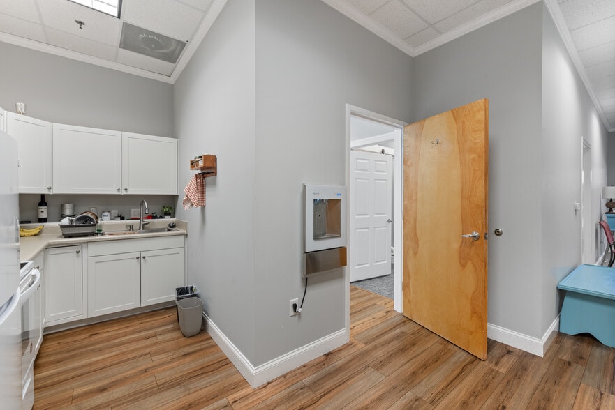 More Photos Of 129 Oakpark Dr, Mooresville Light Manufacturing For Lease