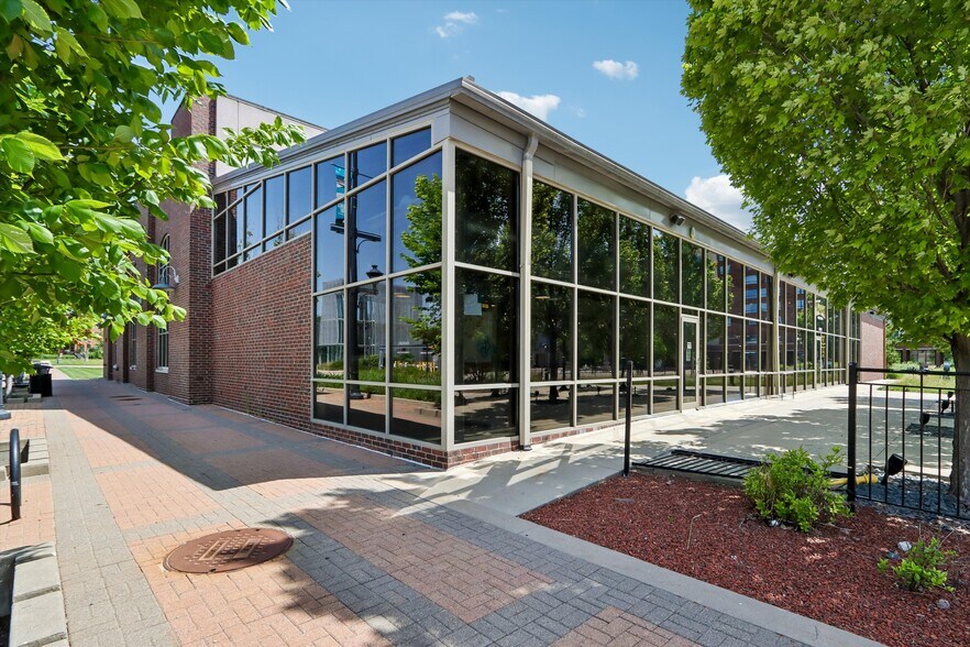 More Photos Of 903 Quarry Rd, Coralville Storefront For Sale