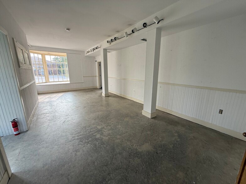 More Photos Of 102 N Main St, Galena Storefront Retail Office For Lease