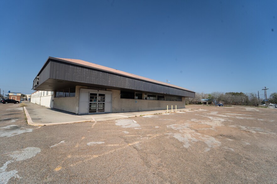 More Photos Of 1302 E Crestwood Dr, Victoria Storefront For Sale