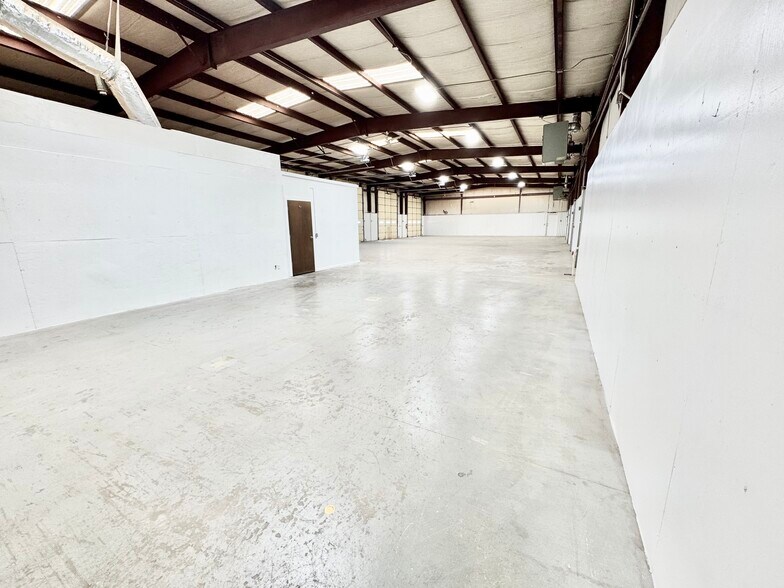 More Photos Of 3920 NW 8th St, Oklahoma City Warehouse For Lease