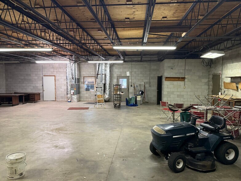 More Photos Of 647 Main St, Thomson Flex For Sale