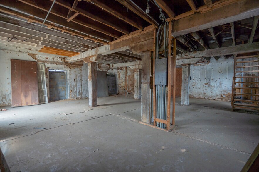 More Photos Of 1 N State St, Lexington Showroom For Sale