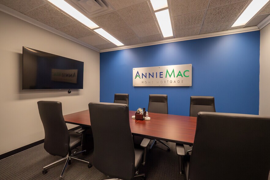 More Photos Of 921 Chatham Ln, Columbus Office For Sale