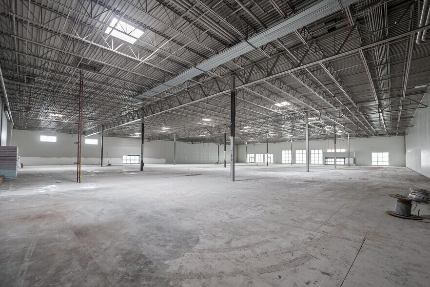 More Photos Of 662-868 E Big Beaver Rd, Troy Storefront For Lease