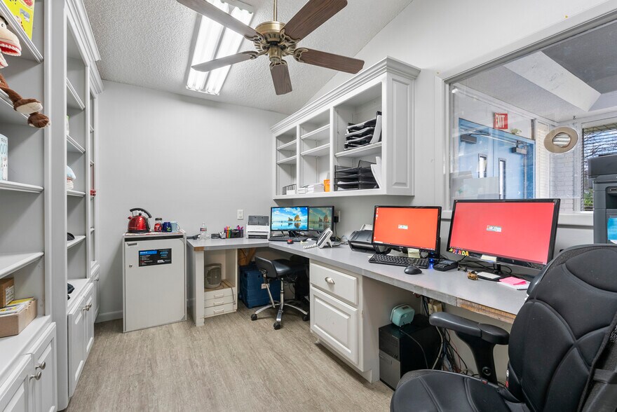 More Photos Of 9100 Geyer Springs Rd, Little Rock Office For Sale