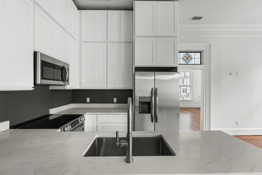 More Photos Of 417 Whitaker St, Savannah Storefront Retail Residential For Sale