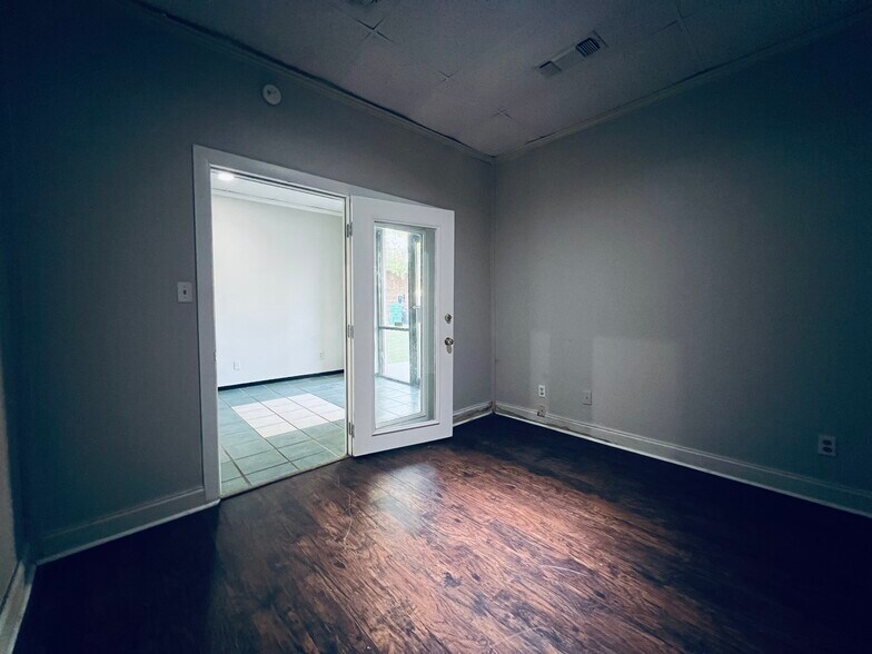 More Photos Of 1701 N Elm St, Denton Office For Sale