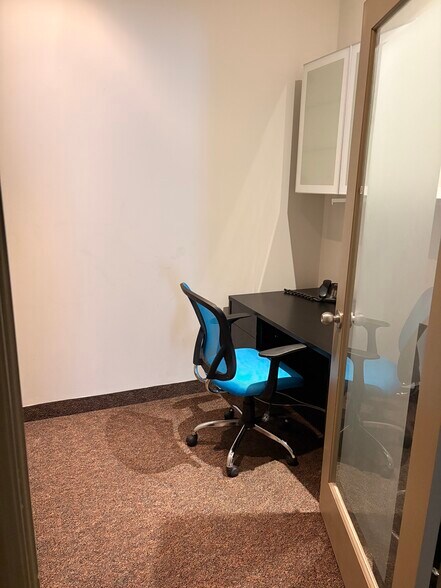 More Photos Of 125 Lakeshore Rd E, Mississauga Storefront Retail Office For Lease