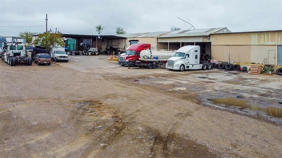 More Photos Of 300 N Ejido Ave, Laredo Industrial For Sale