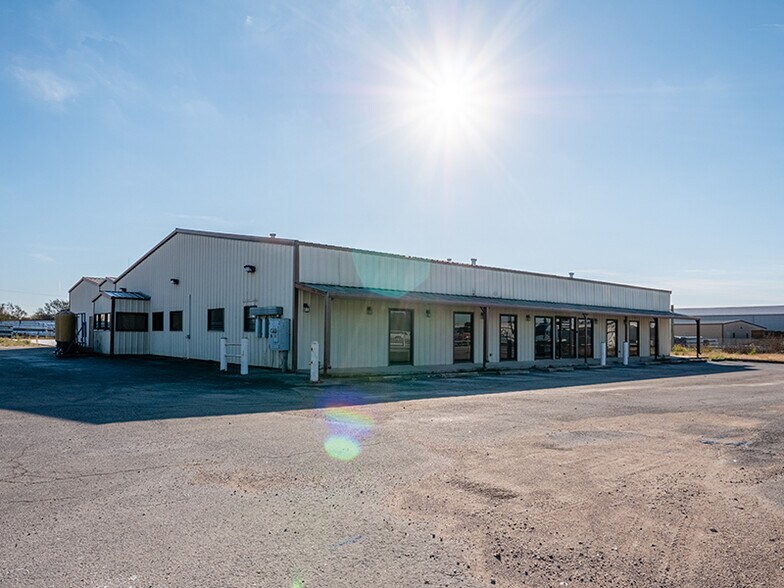 More Photos Of 108 McNutt Rd, Hutto Warehouse For Lease