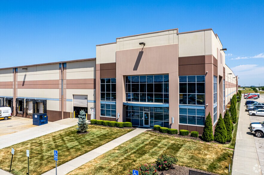 More Photos Of 17201-17251 W 113th St, Lenexa Warehouse For Lease