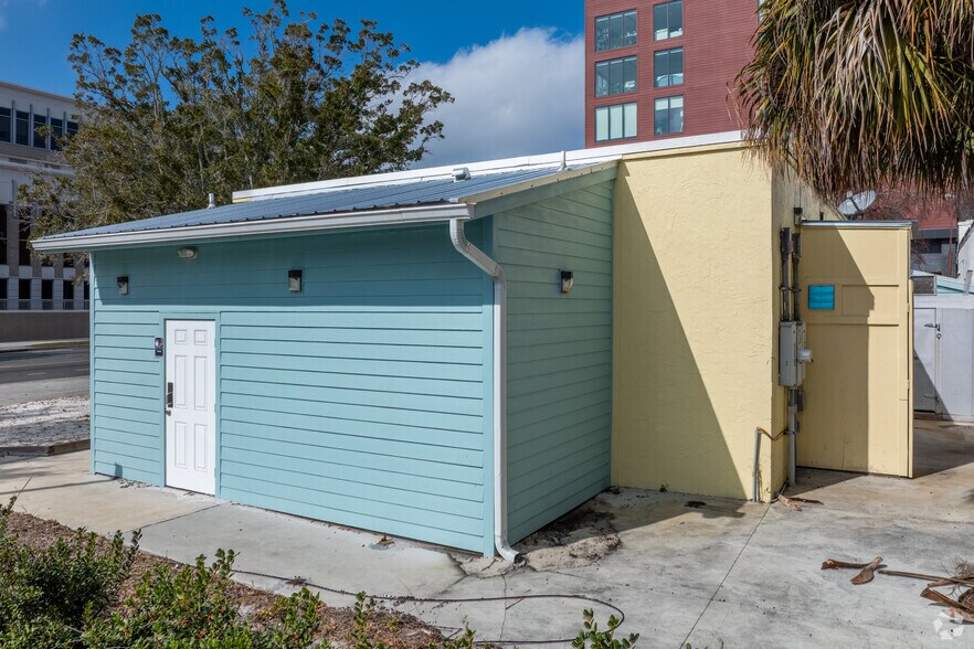 More Photos Of 223 S Main St, Gainesville Freestanding For Lease