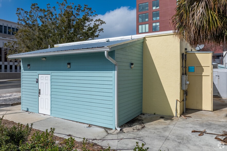 More Photos Of 223 S Main St, Gainesville Freestanding For Lease