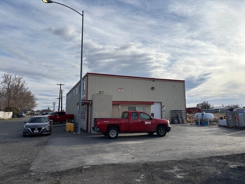 More Photos Of 723 W Deschutes Ave, Kennewick Industrial For Sale