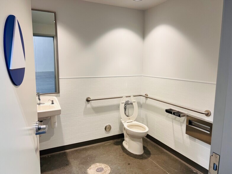 More Photos Of 2070 W 11th St, Upland Warehouse For Lease
