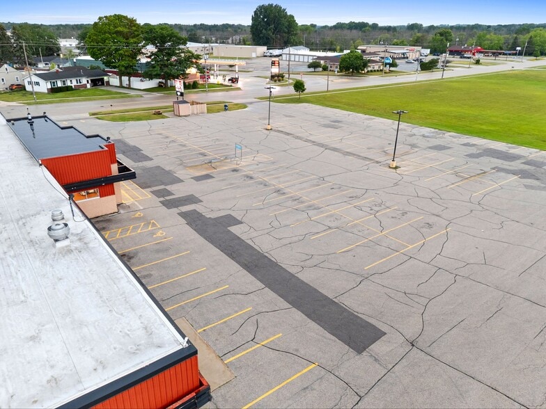 More Photos Of 2330 Menasha Ave, Manitowoc Supermarket For Sale