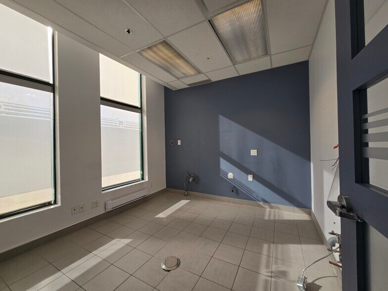 More Photos Of 9825 Boul De L'acadie, Montréal Unknown For Lease