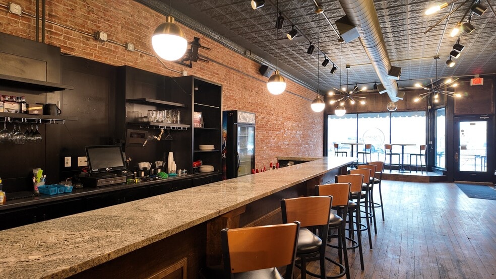 More Photos Of 101-123 Main St, Dubuque Storefront Retail Office For Lease