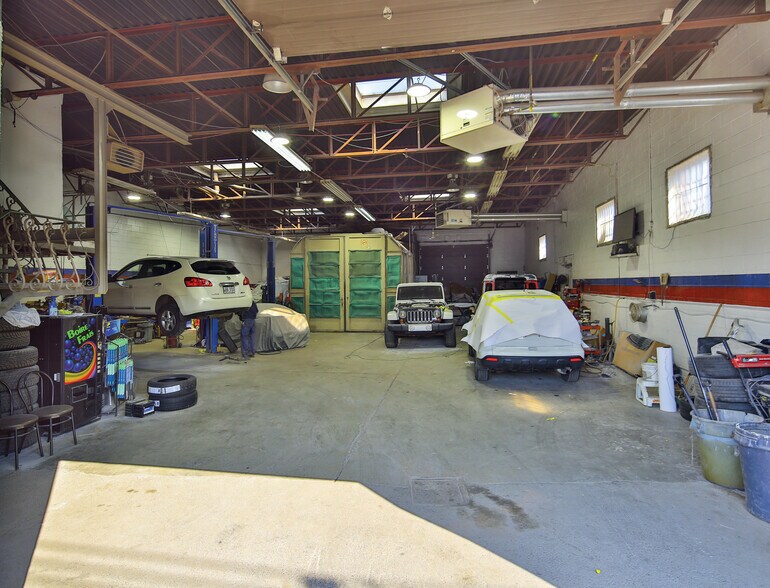 More Photos Of 10545 Av Lamoureux, Montréal Auto Repair For Sale