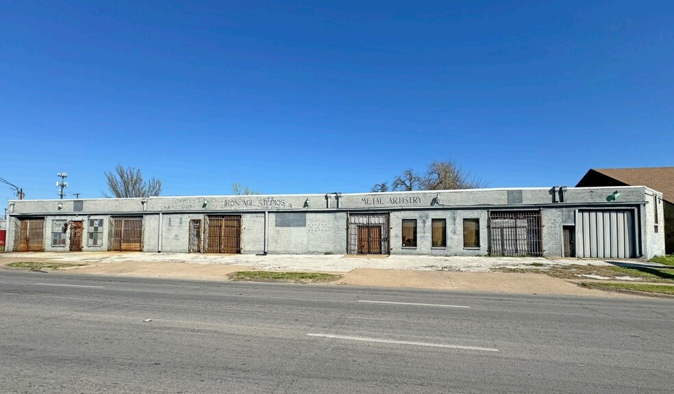 Primary Photo Of 4528 Crosstown Expy, Dallas Showroom For Sale