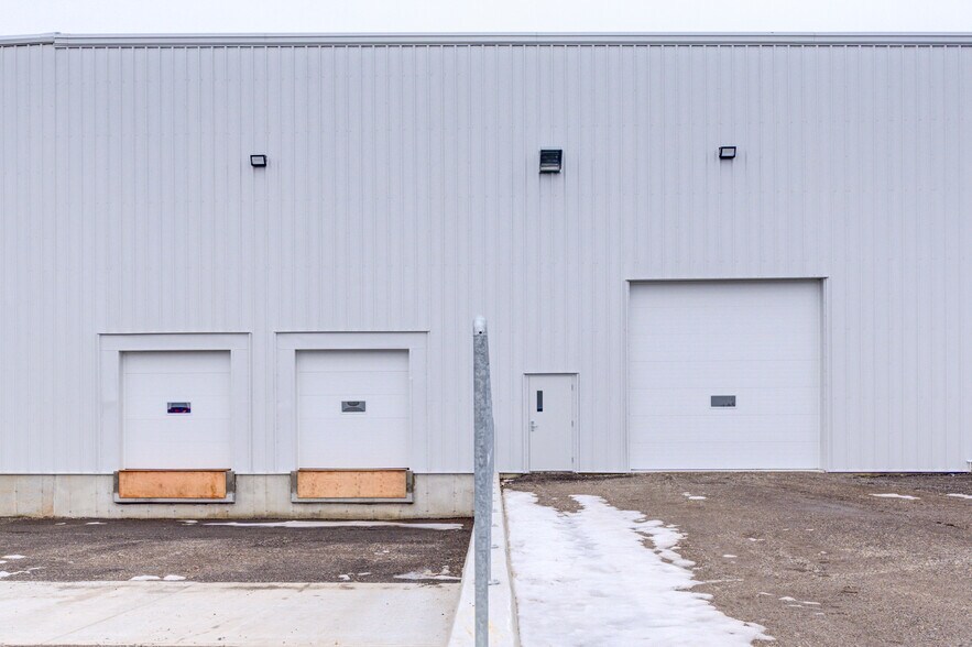 More Photos Of 71 Folsetter Dr, Paris Industrial For Lease