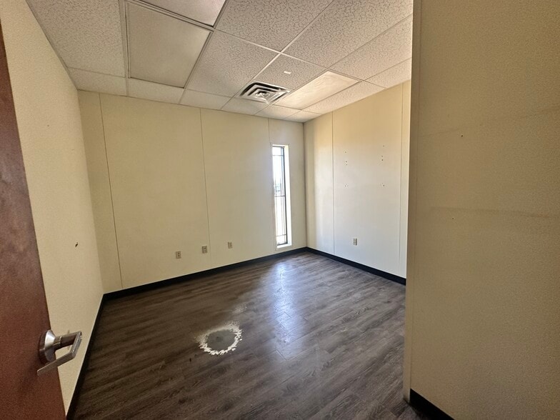 More Photos Of 5012 David Strickland Rd, Fort Worth Warehouse For Lease