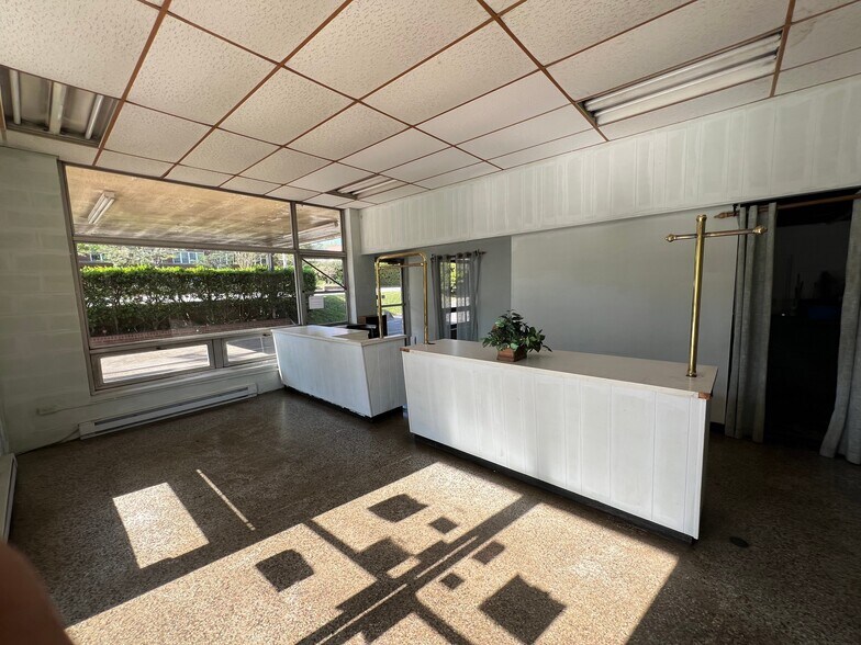 More Photos Of 166 N Logan St, Marion General Retail For Sale