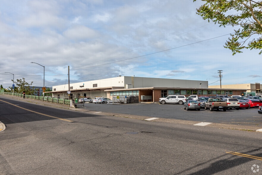 More Photos Of 901 NE 60th Ave, Portland Warehouse For Lease