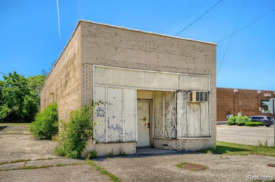 More Photos Of 4032 Fenton Rd, Flint Freestanding For Sale