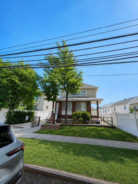 Primary Photo Of 973 Targee St, Staten Island Apartments For Lease