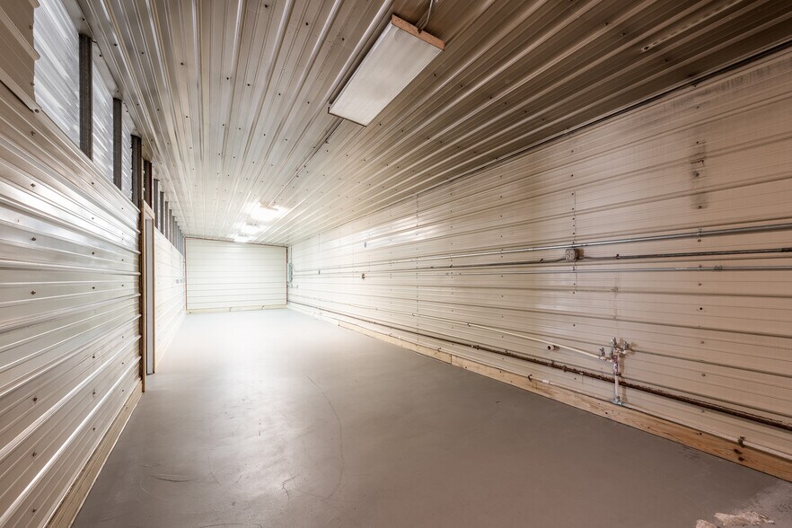 More Photos Of 21040 Loop 494, New Caney Warehouse For Lease