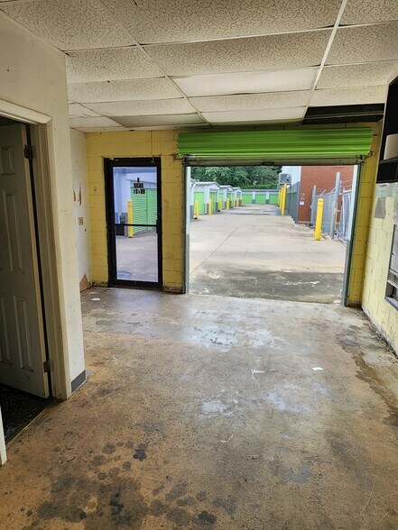 More Photos Of 2632 Spruce St, Montgomery Self Storage For Lease