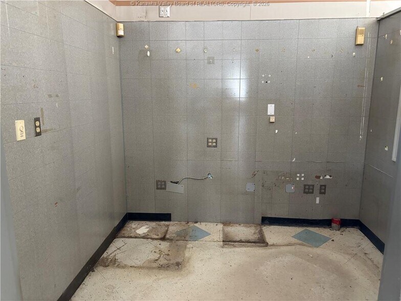 More Photos Of 173 Main St, Clay Drugstore For Lease