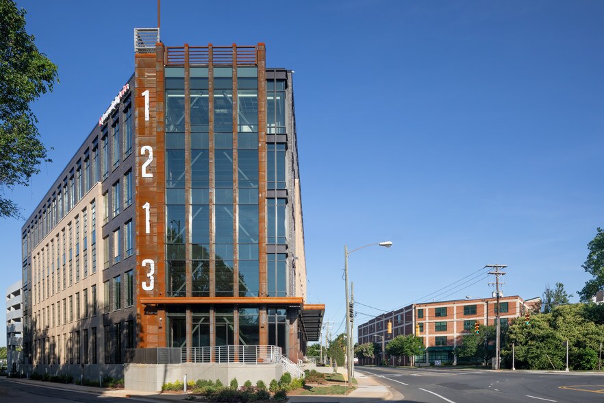 More Photos Of 1213 W Morehead St, Charlotte Office For Lease